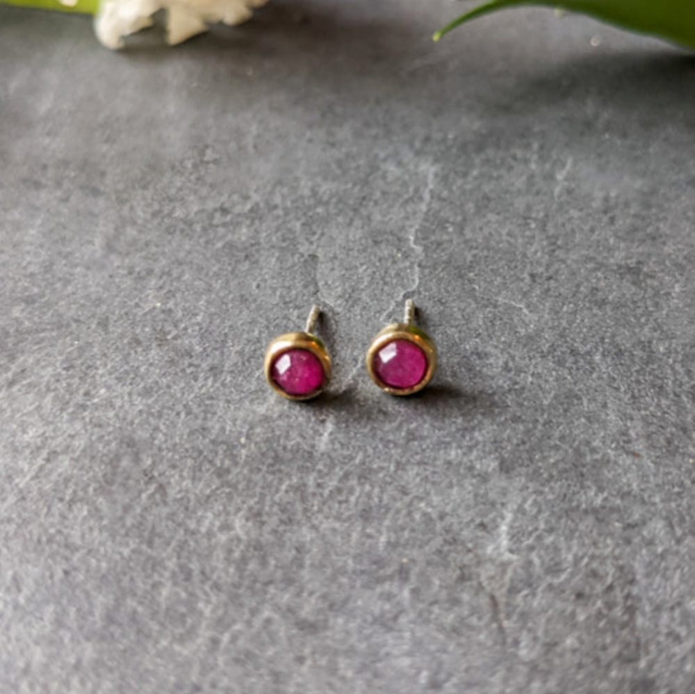 NWT Baizaar Dainty Ruby Stud Earrings - Picture 3 of 4